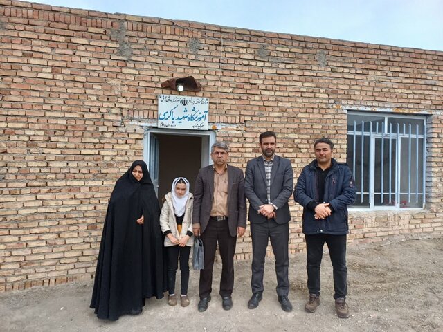 نفر اول از سمت راست: علی تابستانی، مدیر آموزگار مدرسه و نفر چهارم از سمت راست: ساحل، دانش آموز برای چشمان منتظر ساحل؛ معلمی با یک دانشآموز