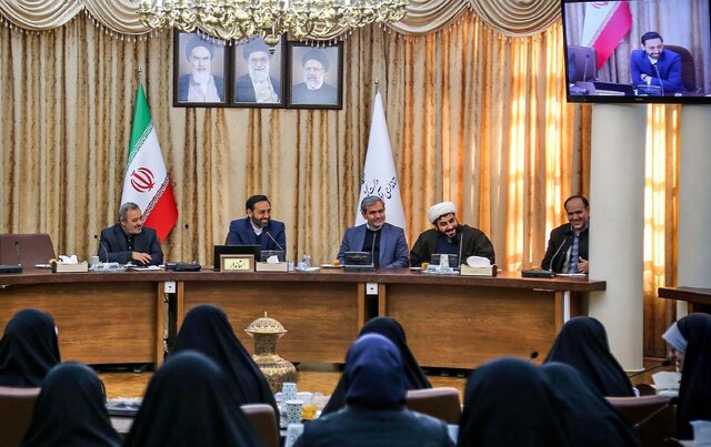 مردم در جمهوری اسلامی محور اداره جامعه هستند مردم در جمهوری اسلامی محور اداره جامعه هستند