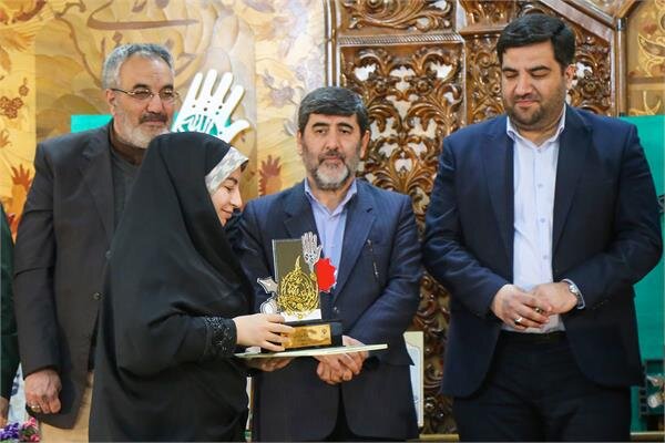 نسل جدید ما باید با زندگی شهدا به بهترین شکل ممکن آشنا شود