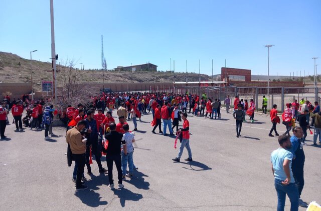 هواداران تراکتور در ورزشگاه یادگار امام (ره) تبریز از خلخال تا تبریز به عشق تراکتور