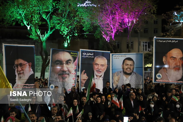 عکس تزئینی است اجتماع مردم زنجان در حمایت از عملیات موشکی سپاه به اهدافی در رژیم صهیونیستی