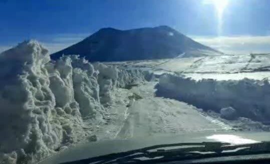 از معلمی روی صندلی چرخدار تا معلمی در برفی که همقد دانشآموزان است