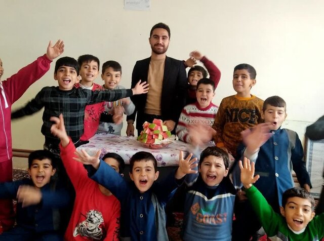 از معلمی روی صندلی چرخدار تا معلمی در برفی که همقد دانشآموزان است