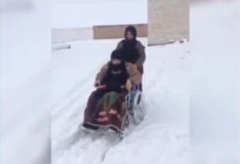 از معلمی روی صندلی چرخدار تا معلمی در برفی که همقد دانشآموزان است