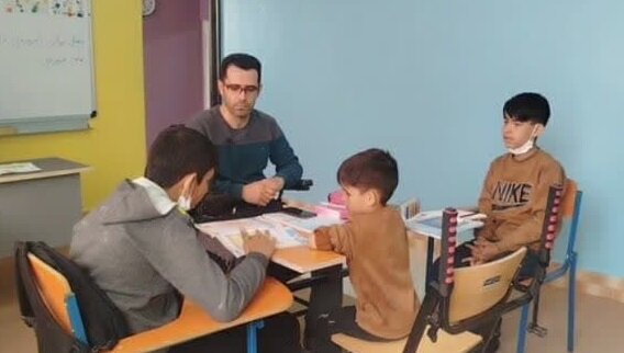 از معلمی روی صندلی چرخدار تا معلمی در برفی که همقد دانشآموزان است از معلمی روی صندلی چرخدار تا معلمی در برفی که همقد دانشآموزان است