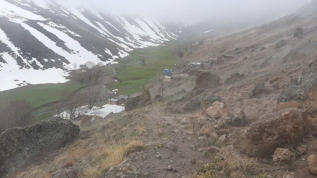 از معلمی روی صندلی چرخدار تا معلمی در برفی که همقد دانشآموزان است