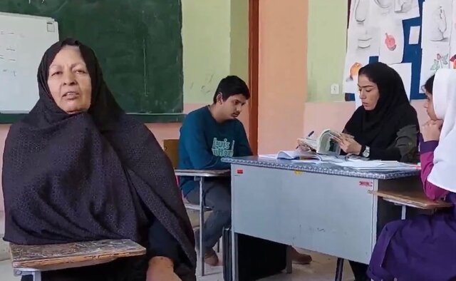 مادری که عمرش را پای معلم شدن دختر ناشنوایش گذاشته است مادری که عمرش را پای معلم شدن دختر ناشنوایش گذاشته است