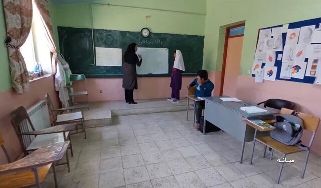 مادری که عمرش را پای معلم شدن دختر ناشنوایش گذاشته است