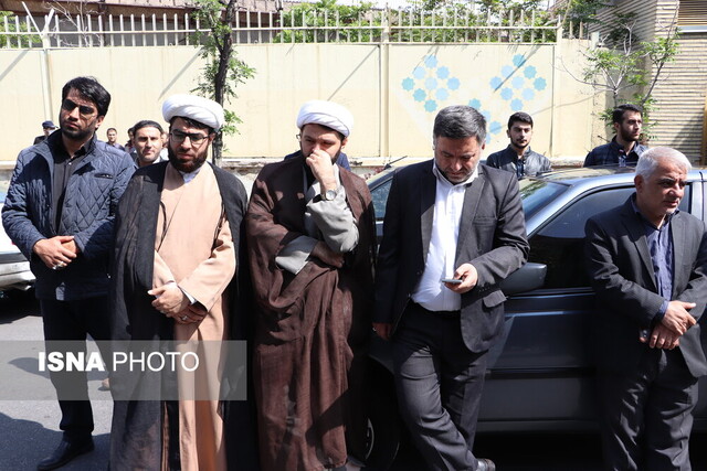 تجمع مردم داغدار تبریز در مقابل بیت امام جمعه شهید شهر