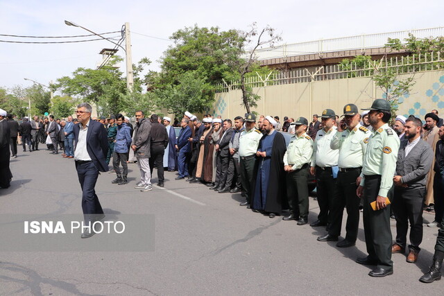 تجمع مردم داغدار تبریز در مقابل بیت امام جمعه شهید شهر