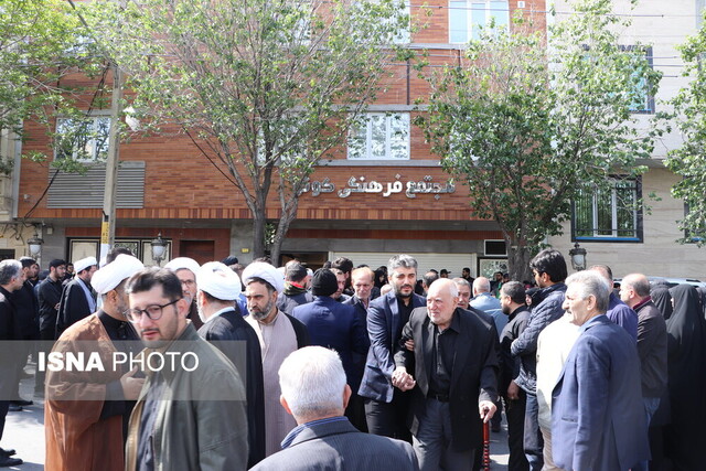 تجمع مردم داغدار تبریز در مقابل بیت امام جمعه شهید شهر