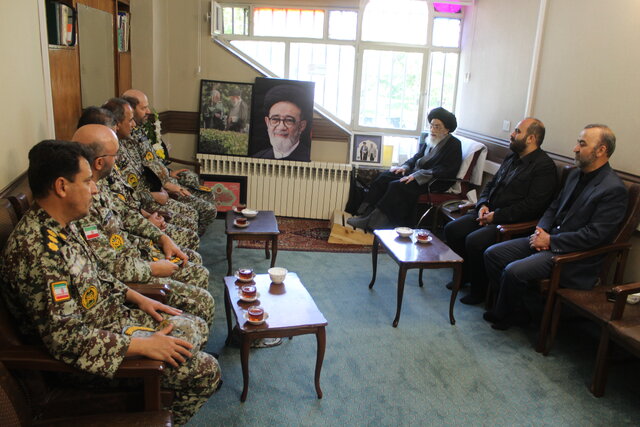 آیت الله آل هاشم مدال پرافتخار شهادت را بر سینه خود آویخت آیت الله آل هاشم مدال پرافتخار شهادت را بر سینه خود آویخت