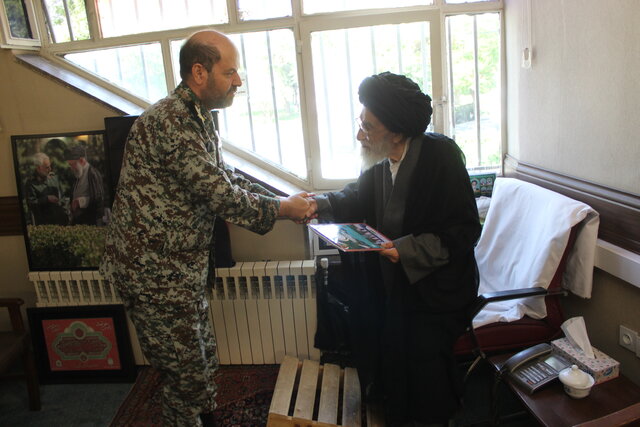 آیت الله آل هاشم مدال پرافتخار شهادت را بر سینه خود آویخت