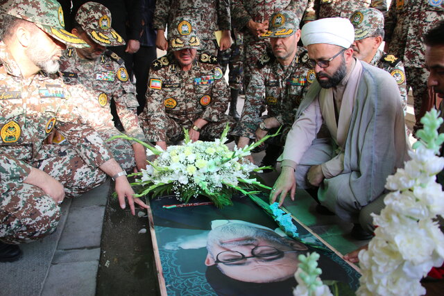 ادای احترام امیر سرتیپ صباحی فرد به مقام شهید آیت الله آل هاشم ادای احترام امیر سرتیپ صباحی فرد به مقام شهید آیت الله آل هاشم