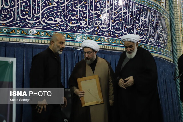 حکم رهبر معظم انقلاب به امام جمعه تبریز اهدا شد