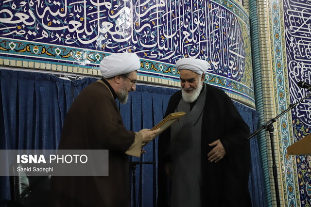 حکم رهبر معظم انقلاب به امام جمعه تبریز اهدا شد حکم رهبر معظم انقلاب به امام جمعه تبریز اهدا شد