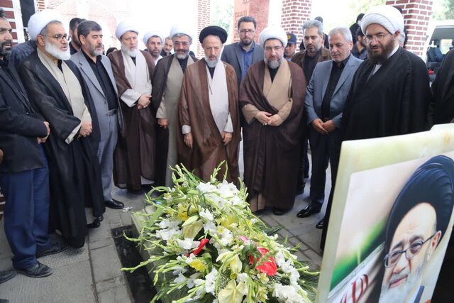 امام جمعه جدید تبریز به مقام شهید آیت الله آل هاشم ادای احترام کرد امام جمعه جدید تبریز به مقام شهید آیت الله آل هاشم ادای احترام کرد