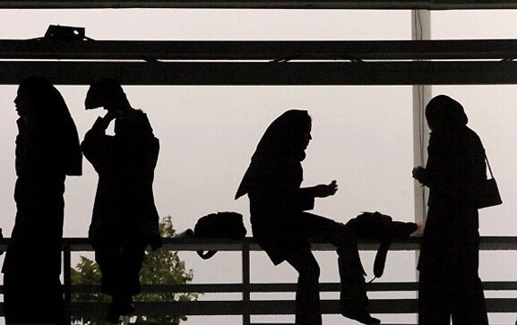 خلاءهای عاطفی در روابط پدر و مادر در رفتار اجتماعی جوانان تاثیر میگذارد خلاءهای عاطفی در روابط پدر و مادر در رفتار اجتماعی جوانان تاثیر میگذارد