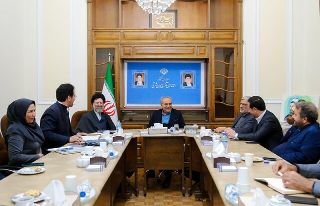 دست یکایک شهروندان را برای همکاری میفشارم دست یکایک شهروندان را برای همکاری میفشارم