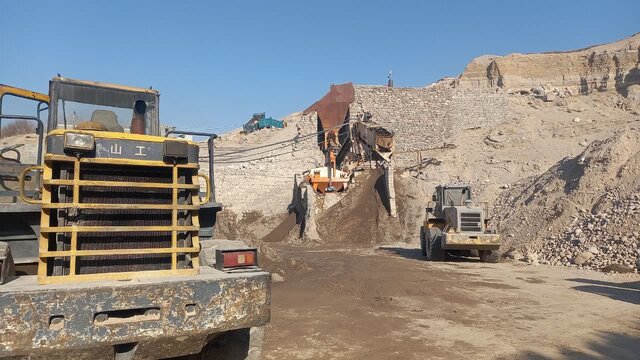 معادن شن و ماسه برای دومین روز متوالی هوای ناسالم تبریز، موقتاً تعطیل شدند معادن شن و ماسه برای دومین روز متوالی هوای ناسالم تبریز، موقتاً تعطیل شدند