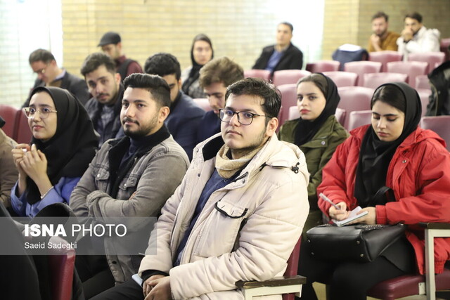 دانشجویان در دنیای امروز باید قدرت تحلیل و ارزیابی مطالب داشته باشند