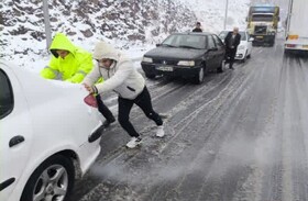 امدادرسانی پلیس شهرستان میانه به خودروهای گرفتار در برف و کولاک