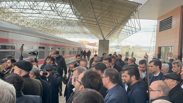 قطار پنج ستاره تبریز-مشهد راهاندازی شد
