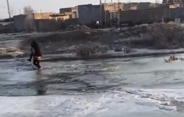 فداکاری معلم سرابی برای تعلیم دانشآموزان فداکاری معلم سرابی برای تعلیم دانشآموزان