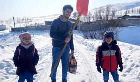 روایتی از روزهای برفی معلم روستای آقبلاق ورزقان