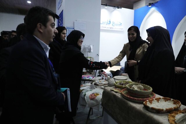 بازدید سخنگوی دولت از نمایشگاه دستاوردها و توانمندیهای سمنهای کشور در تبریز