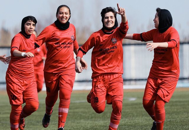 عکس آرشیوی است توقف بانوان تراکتور در یزد