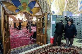 مسجد مقبره آرامگاه نخستین شهید محراب. مسجد مقبره یکی دیگر از کانون فعالیتهای انقلابی در تبریز بود. مسجد مقبره بهعنوان یكی از مساجد مهم و بزرگ بازار تاریخی و مسقف تبریز، مأمن و خاستگاه حركتهای انقلابی بوده است. آیتالله سید محمدعلی قاضی طباطبایی در این مسجد تاریخی از عوامل تأثیرگذار در مبارزات مردم آذربایجان و تبریز علیه رژیم ستم شاهی بود، به گونهای كه هسته اولیه بسیج تودههای مردمی به رهبری آیت الله شهید قاضی از این مسجد رشد پیدا كرد