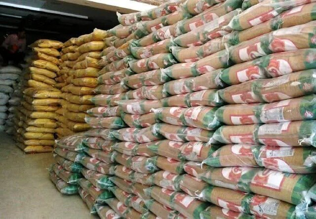 آغاز توزیع ۱۷۳۶ تن کالاهای اساسی در آذربایجان شرقی آغاز توزیع ۱۷۳۶ تن کالاهای اساسی در آذربایجان شرقی
