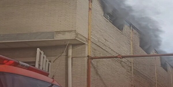 آتشسوزی گسترده در کارگاه تولیدی ظروف یکبار مصرف در شهرک رجایی تبریز آتشسوزی گسترده در کارگاه تولیدی ظروف یکبار مصرف در شهرک رجایی تبریز
