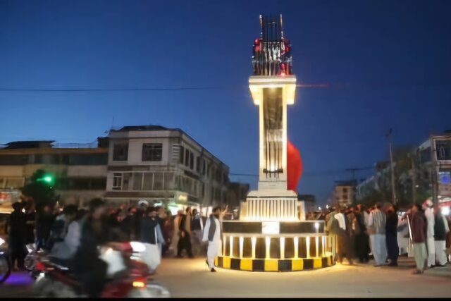 رونمایی از نماد تراکتورسازی در میدان اصلی هرات رونمایی از نماد تراکتورسازی در میدان اصلی هرات