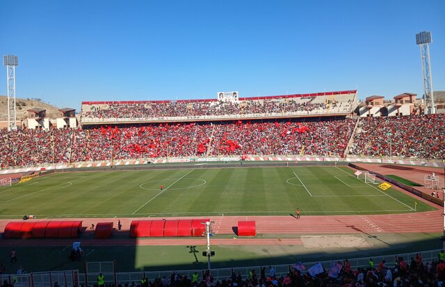 ظرفیت ورزشگاه یادگارامام (ره) تکمیل شد/ پرشورها جایگاه خبرنگاران را هم پر کردند