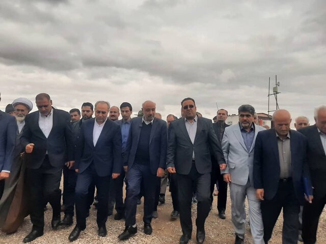 کلنگزنی یک هنرستان دخترانه در شهر مهربان با حضور وزیر کار کلنگزنی یک هنرستان دخترانه در شهر مهربان با حضور وزیر کار