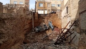 سقوط ۲ دستگاه خودرو به محل گودبرداری در تبریز