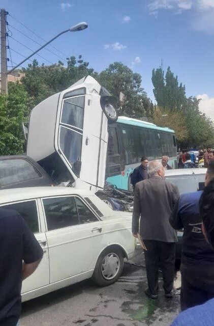 یک مصدوم و خسارت به تعدادی خودرو در پی ترمز بریدن اتوبوس شهری در تبریز یک مصدوم و خسارت به تعدادی خودرو در پی ترمز بریدن اتوبوس شهری در تبریز