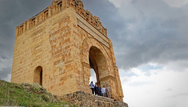 برگزاری همایش «فرزندان هشترود و سهندآباد» در قلعه ضحاک برگزاری همایش «فرزندان هشترود و سهندآباد» در قلعه ضحاک