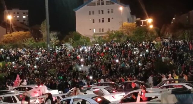ادامه تجمع هواداران تراکتور با وجود لغو بازگشت تیم به تبریز ادامه تجمع هواداران تراکتور با وجود لغو بازگشت تیم به تبریز