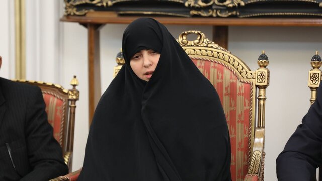 حضور جمعی از همراهان و خانواده‌های شهدای سقوط بالگرد ریاست جمهوری در معراج شهدای خدمت