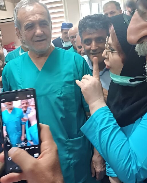 دکتر پزشکیان در تبریز دست به تیغ شد
