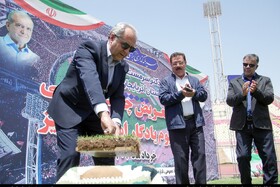 عملیات تعویض چمن خانه تراکتور آغاز شد