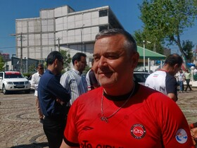 پیراهن تراکتور بر تن سرمربی تیم دوچرخه سواری ترکیه‌