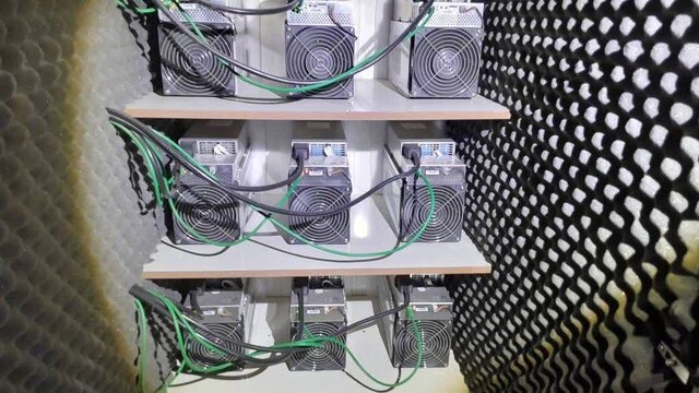 کشف ماینرهای غیرمجاز از یک دامداری و کارخانه پلاستیک در اشکذر یزد