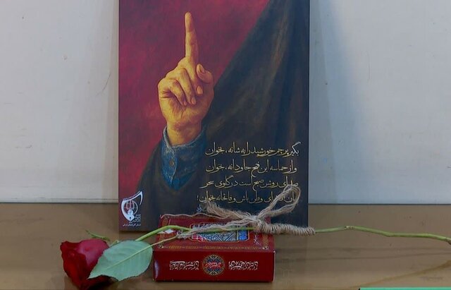 جمعی از دانش‌آموزان تبریزی با شاخه گل به صداوسیمای آذربایجان شرقی رفتند