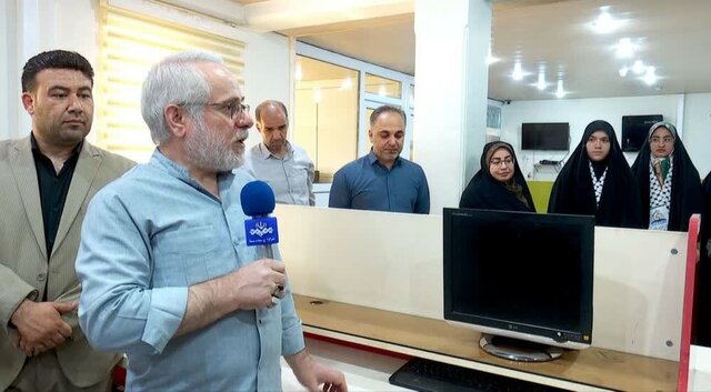 جمعی از دانشآموزان تبریزی با شاخه گل به صدا و سیما آذربایجان شرقی رفتند