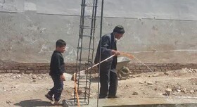 سنگ تمام پدر بزرگ ۹۹ ساله برای تکمیل مدرسه دهه نودی‌های روستا  