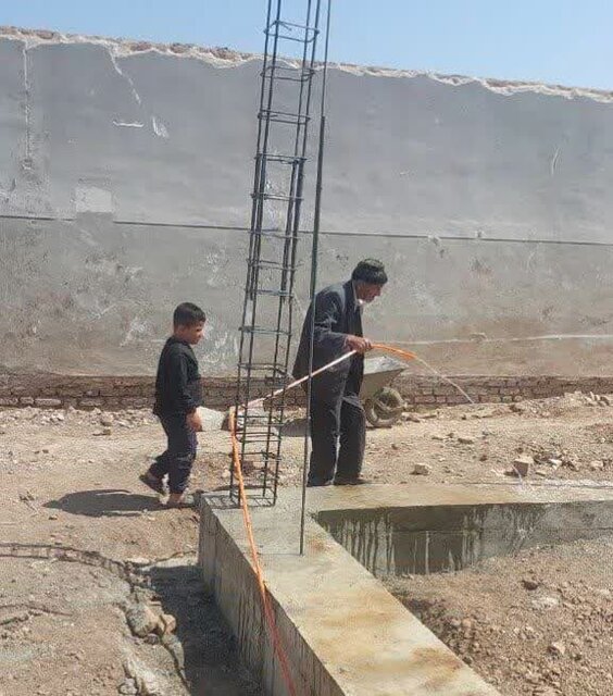سنگ تمام پدر بزرگ ۹۹ ساله برای تکمیل مدرسه دهه نودی‌های روستا  